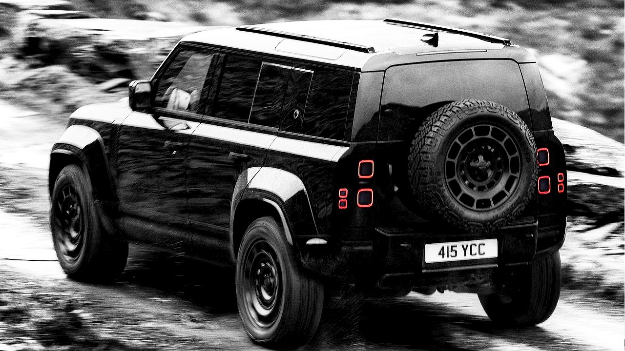 랜드로버 디펜더 옥타 블랙 후측면 쿼터 뷰 /사진=JLR그룹