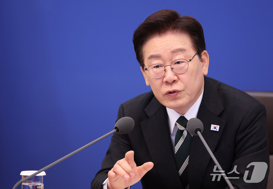 President Lee Jae Myung is speaking at the 18th Cabinet Meeting and the 6th Emergency Economic Review Meeting held at the Blue House on April 28 2026.4.28 / News1