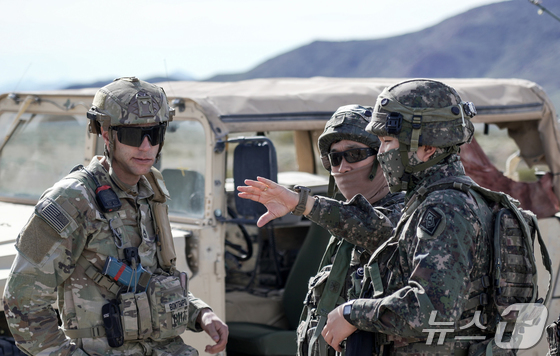 Army personnel discussing matters during a ROK-U.S. joint small-unit training exercise at the National Training Center (NTC) in California’s Mojave Desert last March (Provided by the Army) 2026.3.17 / News1
