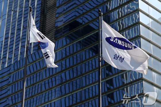 Samsung Electronics announced on April 30 that it had posted its best-ever quarterly results, with first-quarter revenue of 133.87 trillion KRW and operating profit of 57.23 trillion KRW. The DS division drove the results thanks to rising prices for AI semiconductors and memory chips, while the DX division also saw increased revenue following the launch of new smartphones. The photo shows the Samsung Electronics Seocho headquarters in Seocho-gu, Seoul, on that day 2026.4.30 / News1