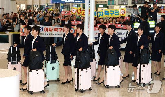 My Hometown Women’s Football Club, North Korea’s top women’s soccer team, arrived at Incheon International Airport on May 17 to compete in the semifinals of the 2025–26 Asian Football Confederation (AFC) Women’s Champions League (AWCL). The Naegohyang Women’s Football Club will face Suwon FC Women in an inter-Korean matchup in the semifinals, scheduled for 7:00 p.m. on May 20 at Suwon Sports Complex 2026.5.17 / News1