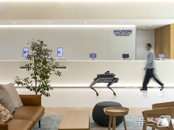 A security camera patrolling the lobby / Provided by Hyundai Motor Group