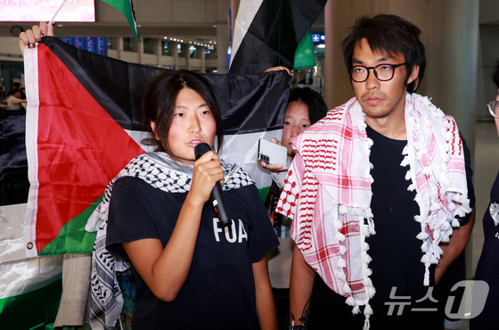 이스라엘군에 나포됐던 활동가 김아현 씨(활동명 해초)와 김동현 씨가 22일 인천국제공항 1터미널을 통해 귀국해 인터뷰를 하고 있다. 2026.5.22 © 뉴스1 이호윤 기자