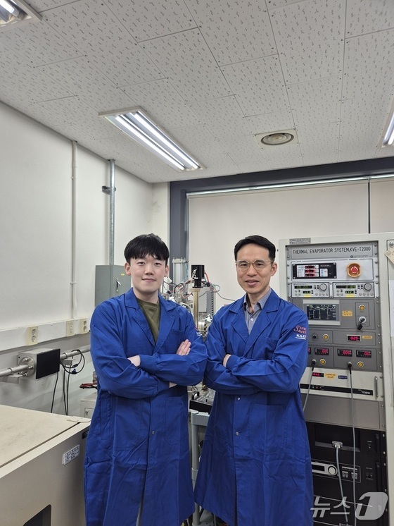Dr. Jung Jun-kyo (left) and Professor Shin Jong-hwa of the Department of Materials Science and Engineering at KAIST (Provided by KAIST) / News1