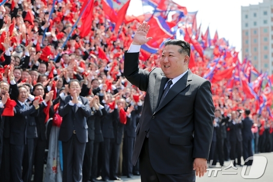 (From Rodong Sinmun via News1) — North Korea’s ruling Workers’ Party newspaper Rodong Sinmun reported on May 15 that leader Kim Jong Un met participants of the 9th Congress of the General Federation of Trade Unions of Korea on May 14 and posed for commemorative photos with them. [For Use Only in the Republic of Korea. Redistribution Prohibited] / Courtesy of News1
