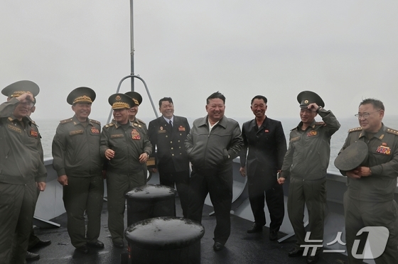 North Korean leader Kim Jong Un visits the destroyer Choe Hyon on May 7 to observe a comprehensive maneuverability assessment ahead of its commissioning, according to North Korea’s ruling Workers’ Party newspaper Rodong Sinmun on May 8. / Courtesy of News1