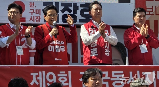 이철우 경북지사 후보(왼쪽 두번째)가 22일 구미 선산시장에서 열린 합동유세장을 찾아 지지를 호소하고 있다. 2026.5.22 © 뉴스1 정우용 기자