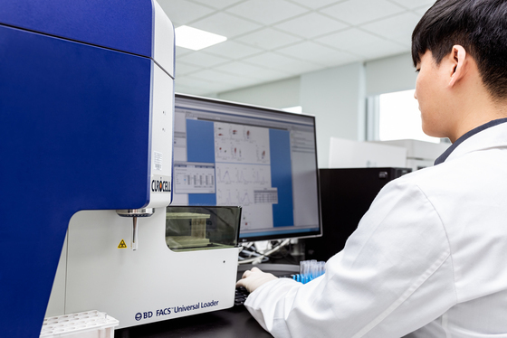 A Curocell representative is conducting research on CAR-T therapies / Provided by Curocell