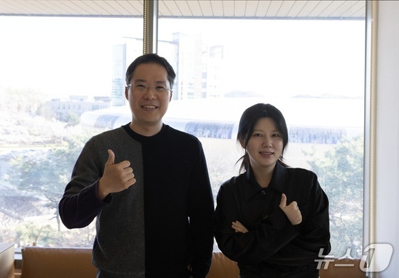 Professor Lee Chang Hee (left) of KAIST’s Department of Industrial Design and doctoral student Lee Yoon Ji. / Courtesy of News1