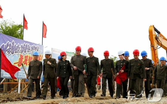 On May 3, Rodong Sinmun, the official newspaper of North Korea’s Workers’ Party, reported that participants in the 11th Congress of the Socialist Patriotic Youth League had actively supported the fifth phase of construction in the Hwasong District on May 2 / Rodong Sinmun