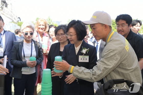 In response to growing concerns about the supply of disposable plastic utensils and containers due to the fallout from the war in the Middle East, and the recent increase in the use of reusable containers, the Ministry of Food and Drug Safety is also assisting container cleaning companies with safety management / Provided by the Ministry of Food and Drug Safety