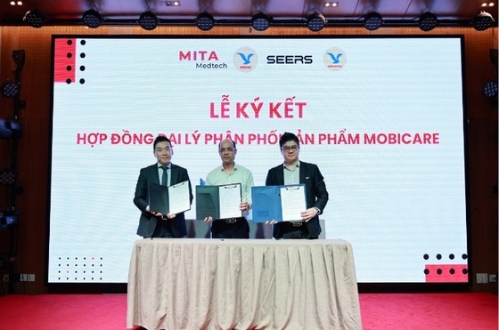 Seers CBO Kim Seong-jong (left) and Mita Medtech CEO Nguyen Minh Tan (right), along with other event officials, pose for a commemorative photo at the Mobicare launch signing ceremony held in Hanoi, Vietnam / Provided by Seers