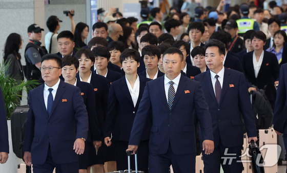 The North Korean women\'s soccer team My Hometown Women\'s Soccer Club, which is set to compete in the semifinals of the AFC Women\'s Champions League, arrived at Terminal 1 of Incheon International Airport on the afternoon of May 17 2026.5.17 / News1