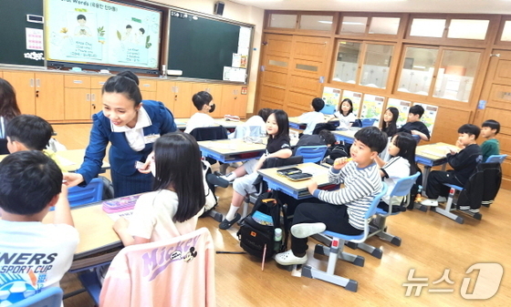 전주하가초가 라오스 교사와 함께하는‘글로벌 교실’을 본격 시작했다.(전북교육청 제공, 재판매 및 DB 금지)/뉴스1