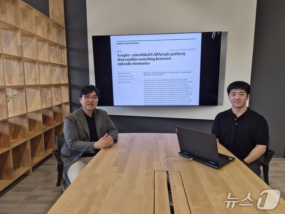 KAIST professor Han Jin-hee (left) and researcher Kim Moo-jun. (KAIST provided image) / Courtesy of News1