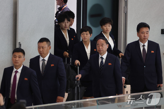 The North Korean women\'s soccer team My Hometown Women\'s Soccer Club, which is competing in the semifinals of the AFC Women\'s Champions League, arrived at Terminal 1 of Incheon International Airport on the afternoon of May 17 2026.5.17 / News1