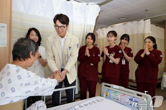 The 20,000th surgery was a single-port robotic procedure performed by Professor Kim Kwang-soon of the Department of Thyroid and Endocrine Surgery. The patient, who had been under long-term follow-up for primary aldosteronism, underwent a single-port robotic retroperitoneal adrenalectomy and was discharged in good health on April 24, the day after the surgery / Provided by Seoul St. Mary\'s Hospital
