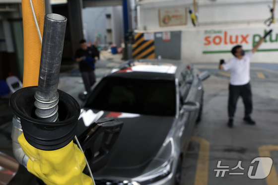 On May 7, one day before the implementation of the fifth round of the maximum oil price cap, an employee at a gas station in Seoul prepares to pump gas 2026.5.7 / News1