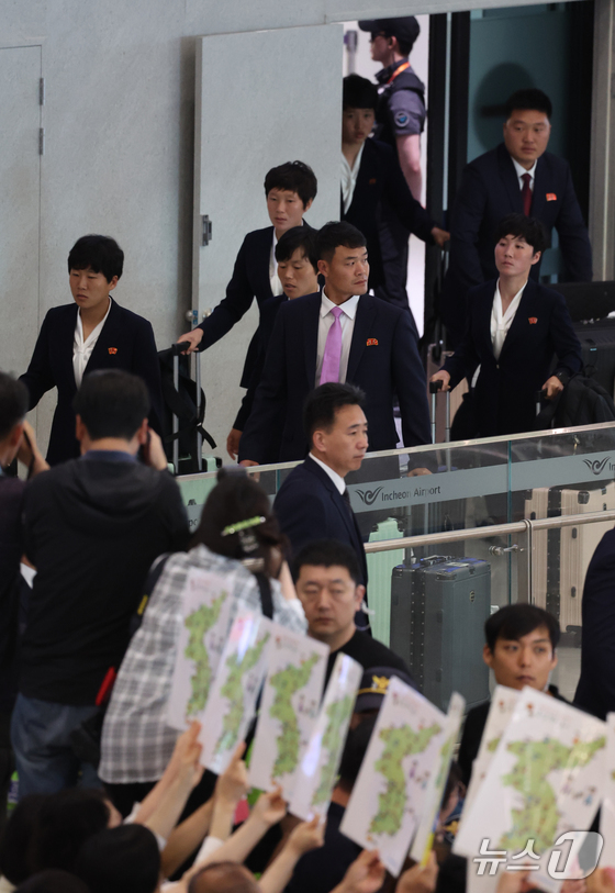 The North Korean women\'s soccer team My Hometown Women\'s Soccer Club, which is competing in the semifinals of the AFC Women\'s Champions League, arrived at Terminal 1 of Incheon International Airport on the afternoon of May 17 2026.5.17 / News1