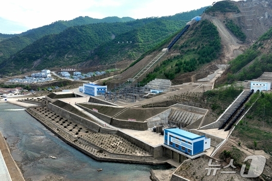 The Rodong Sinmun, the official newspaper of the Workers’ Party of Korea, reported on Wednesday that the first phase of the Tanchon Power Plant—a project of great significance for the development of the country’s electric power industry—has been successfully completed. The report noted that this achievement comes amid the revolutionary enthusiasm and momentum of the entire people, who are rallying to the struggle to realize the new long-term goals set forth at the 9th Congress of the Workers’ Party of Korea and are steadfastly ushering in a period of comprehensive prosperity for the great nation was held on-site on Monday / Rodong Sinmun