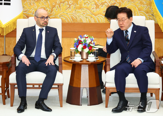 President Lee Jae Myung is speaking with Demis Hassabis, co-founder and CEO of Google DeepMind, at the Blue House on April 27 (Blue House Press Corps) 2026.4.27 / News1