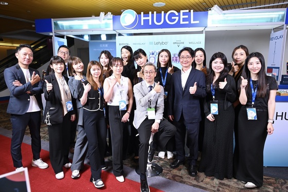 Hugel Taiwan employees posing for a commemorative photo at the AMWC ASIA & TDAC 2026 event / Provided by Hugel
