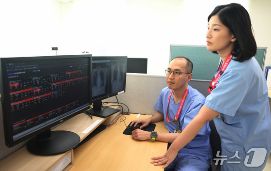 The Rapid Response Team at Yonsei University Severance Hospital is monitoring data on hospitalized patients / Provided by Yonsei University Severance Hospital