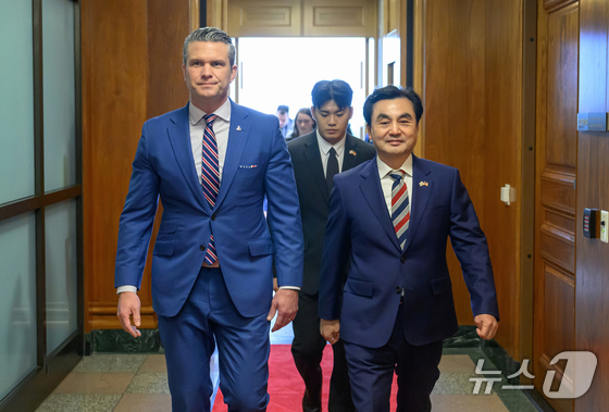 South Korean Defense Minister Ahn Kyu-back and U.S. Secretary of Defense Pete Hegseth are attending a South Korea-U.S. defense ministers’ meeting at the Pentagon in Washington, D.C., on Monday (Provided by the Ministry of National Defense) 2026.5.12 / News1