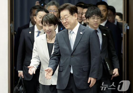 이재명 대통령과 다카이치 사나에 일본 총리가 19일 경북 안동의 한 호텔에서 공동언론발표를 하기 위해 입장하고 있다. (청와대통신사진기자단) 2026.5.19 © 뉴스1 허경 기자