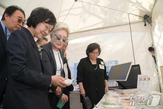 On Thursday, the Ministry of Food and Drug Safety held a ceremony and commemorative events for the 25th Food Safety Day at the Westin Chosun Hotel in Jung-gu, Seoul, and the nearby Seoul Plaza / Provided by the Ministry of Food and Drug Safety