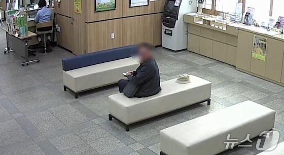 은행에서 5000만 원 상당의 수표를 이체하려던 보이스피싱 수거책.(강원경찰청 제공, 재판매 및 DB금지)