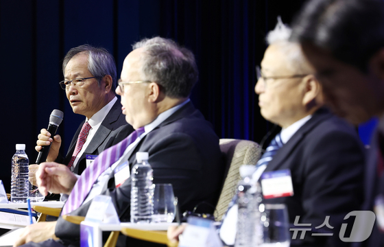 Chun Young-woo, Chairman of the Korea Future Forum, speaks during a panel discussion titled, Alliance Modernization vs. Strategic Autonomy: Where Does Korea Stand? at the News1 Future Forum held on Thursday at the Fairmont Ambassador Hotel in Yeouido, Seoul. From left: Cheon Young-woo, Chairman of the Korea Future Forum; Sydney Siler, Senior Advisor at the Center for Strategic and International Studies (CSIS); Yan Xuetong, Honorary Dean of the Institute of International Relations at Tsinghua University in China; and Junya Nishino, Director of the Center for East Asian Studies at Keio University in Japan 2026.5.7 / News1