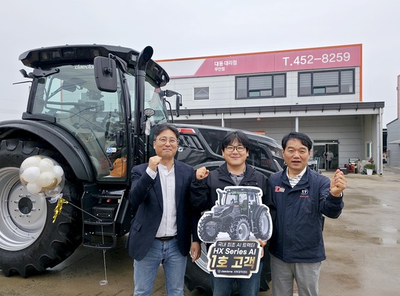 From left to right, Park Sang-beom, Director of the Daedong Western Regional Center, and Kim Seung-cheol, CEO of the Muan Branch, are posing for a commemorative photo / Provided by Daedong