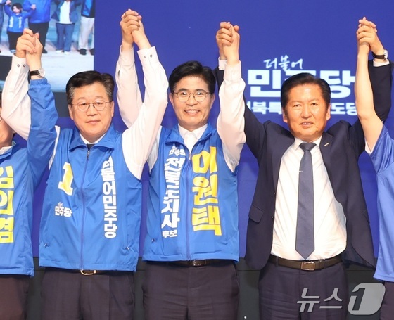 정청래 더불어민주당 대표(오른쪽)가 17일 전북 전주시 전주대학교 JJ아트홀에서 열린 더불어민주당 전북특별자치도당 선거대책위원회 발대식에 참석해 기념촬영을 하고 있다. 2026.5.17 © 뉴스1 유경석 기자