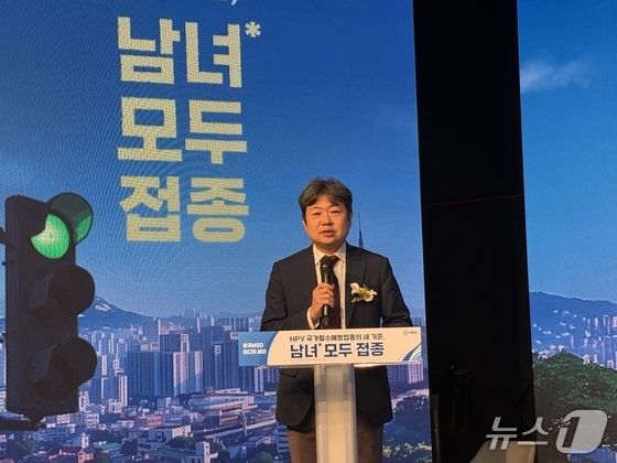 Kim Dong-hyun, a professor in the Department of Pediatrics at Inha University Hospital, is speaking at a press conference on the new guidelines for the National Immunization Program (NIP) regarding HPV vaccination for both males and females, held on Wednesday afternoon at Seongam Art Hall in Seoul