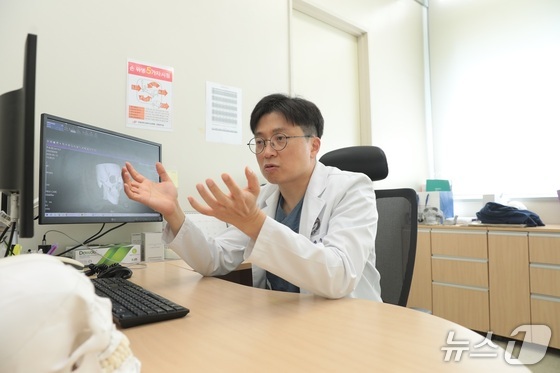 Professor Kim Byung-jun of the Department of Plastic Surgery at Hallym University Dongtan Sacred Heart Hospital seeing a keloid patient in his outpatient clinic / Provided by Hallym University Dongtan Sacred Heart Hospital