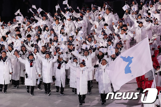 At the opening ceremony of the PyeongChang Winter Olympics held at the PyeongChang Olympic Stadium in Gangwon Province on February 9, 2018, the South and North Korean delegations entered the stadium waving the Korean Peninsula flag. The flag bearers were South Korean bobsledder Won Yun-jong and North Korean women’s ice hockey player Hwang Chung-geum. This marks the first joint Olympic entrance by the South and North Korean delegations in 13 years, since the 2006 Turin Winter Olympics 2018.2.9 / News1
