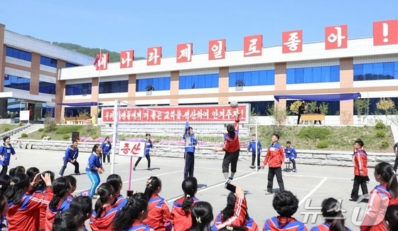 The ruling Workers’ Party newspaper reported May 2 that citizens across the country marked May Day with significance, pledging to advance national prosperity in line with decisions made at the party’s 9th congress. [For use only in the Republic of Korea. Redistribution prohibited] / Courtesy of News1