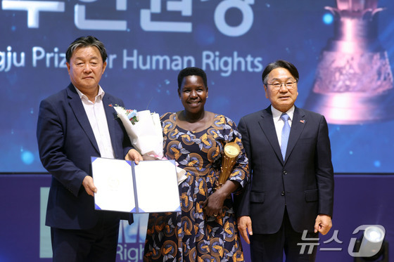 17일 오후 광주 동구 전일빌딩에서 우간다 출신 여성인권운동가인 실비아 아칸이 광주인권상을 받고 있다. 2026.5.17 © 뉴스1 조수민 수습기자