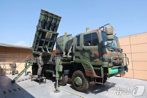 Service members preparing for an intercept mission alongside the Cheongung-II at an Air Force base in Sacheon, South Gyeongsang Province, on Wednesday / Joint Press Corps
