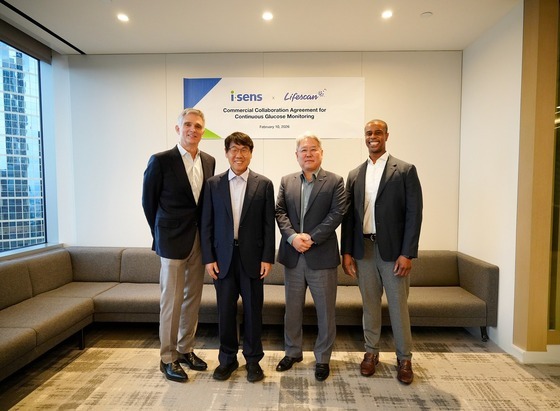 Executives from i-SENS and LifeScan are signing a supply agreement. From left to right: Michael Hooks (CEO of LifeScan), Nam Hak-hyun (CEO of i-SENS), Ahn Sang-do (CCO of iSense), and James Rushing (CFO of LifeScan) / Provided by i-SENS