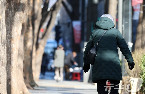 An elderly man is walking along the path. 2025.1.2/News1 ⓒ News1 Kim Myung-seob