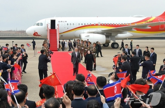 (Pyongyang Rodong Sinmun=News1) = A scene of Wang Yi, member of the Political Bureau of the Central Committee of the Communist Party of China and Minister of Foreign Affairs, visiting Pyongyang on October 10th. [For Use Only in the Republic of Korea. Redistribution Prohibited