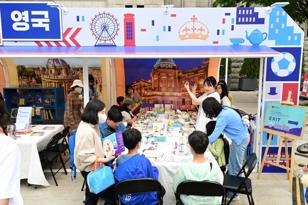 사진 = 주한영국문화원, 책읽는 서울광장에서 진행한 독서 체험 부스 운영