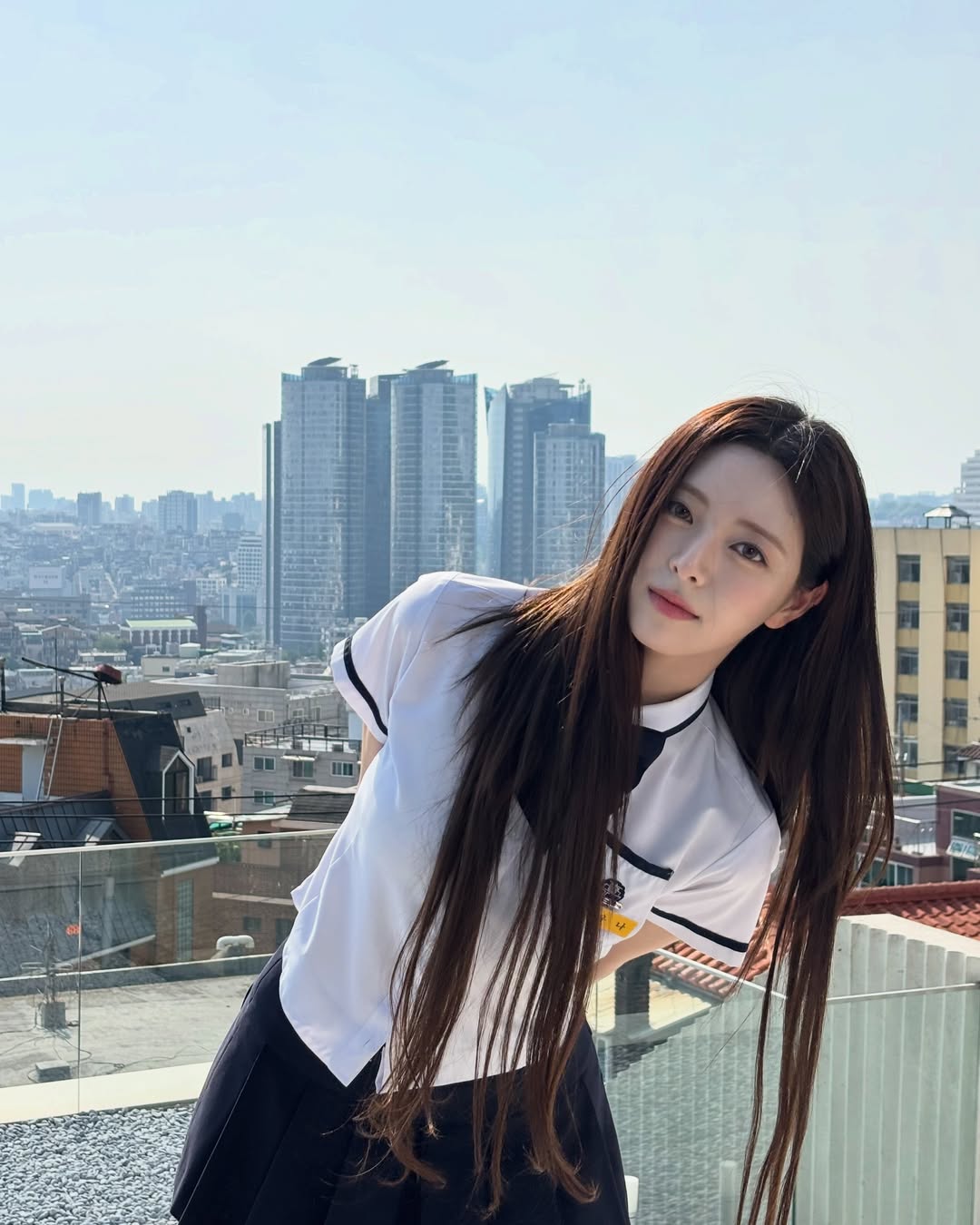 似合いすぎ」ITZY・ユナ、屋上で見せた黒ハイソックス×制服スタイルが