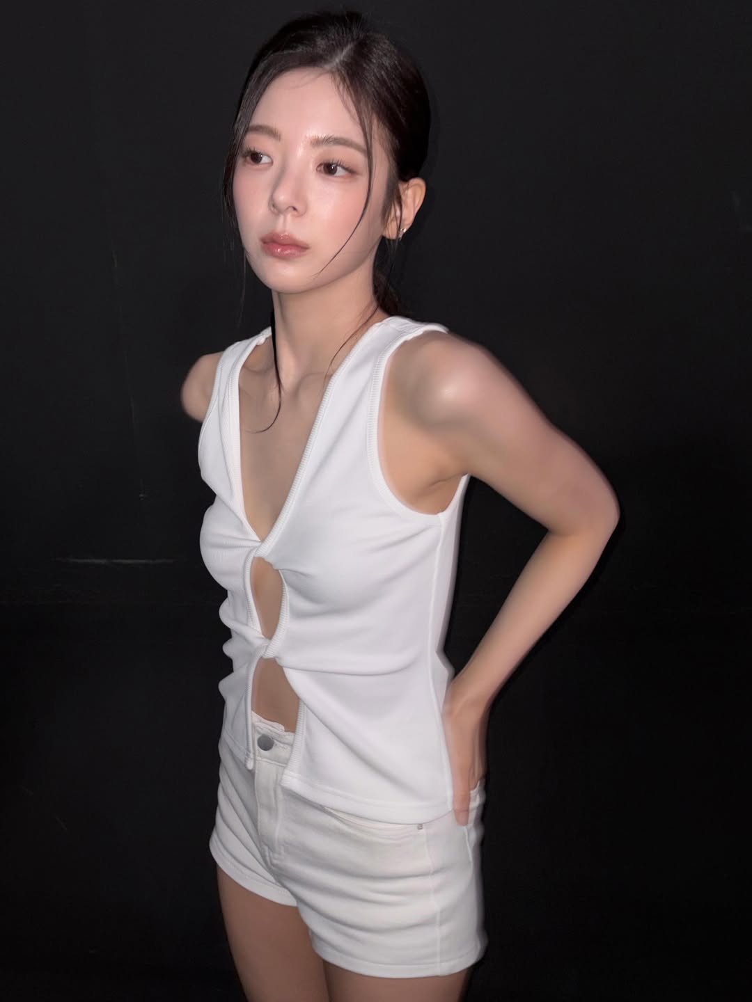 引用: 両手で髪を上げて遠くを見つめるITZYリア / 写真=リア Instagram @lia_loves___