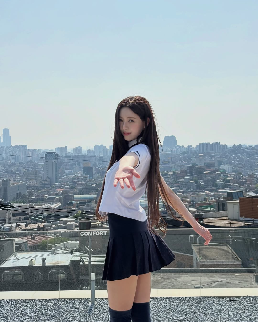 似合いすぎ」ITZY・ユナ、屋上で見せた黒ハイソックス×制服スタイルが