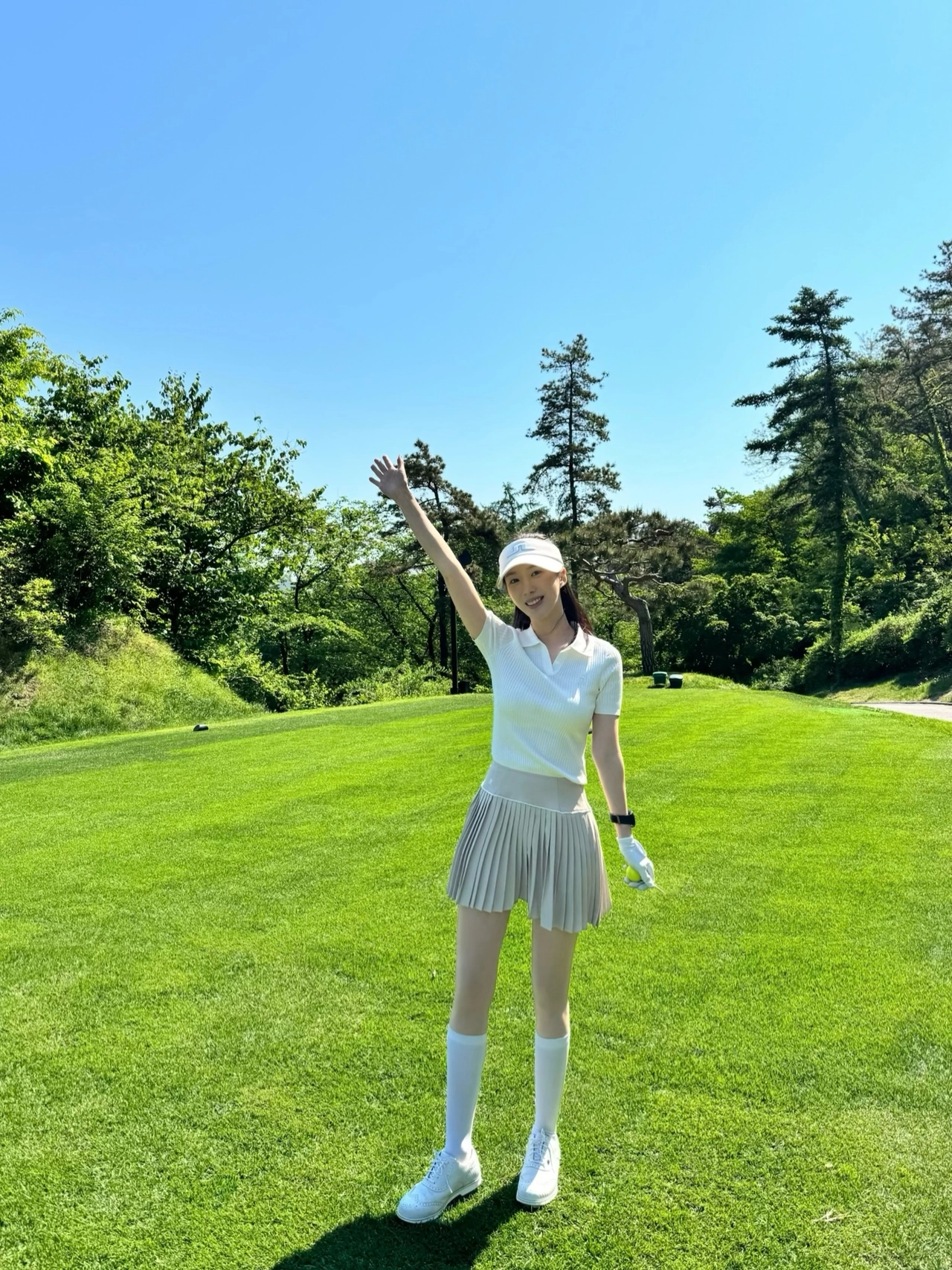 新品ゴルフ　パフスリーブニット　プリーツスカート　春夏コーデ 春のゴルフ場で映えるホワイトコーデ、ポロニット×プリーツミニで完成