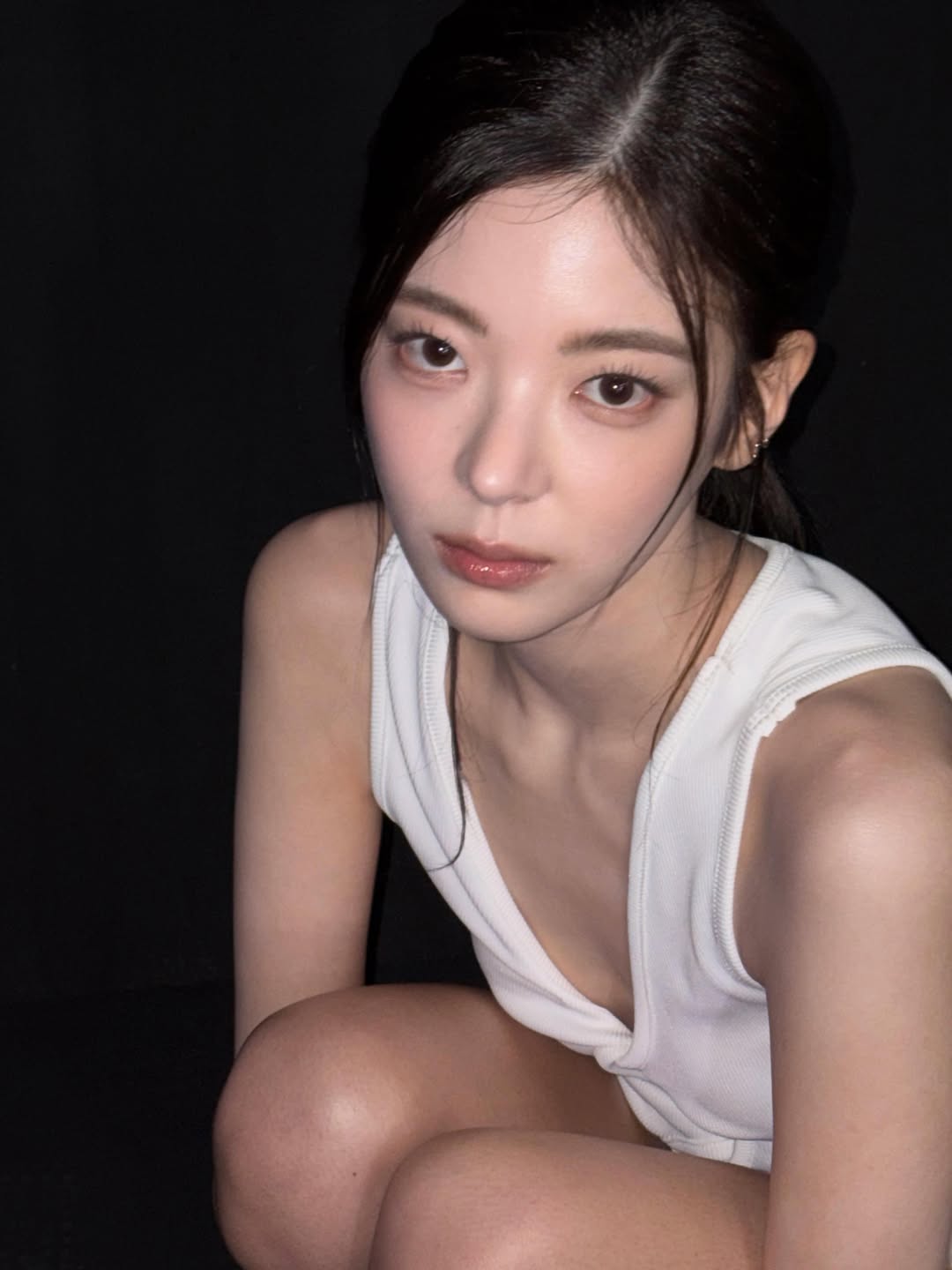 引用: ホワイトソックスとホワイトスニーカーでオールホワイトルックを完成させたITZYリア / 写真=リア Instagram @lia_loves___