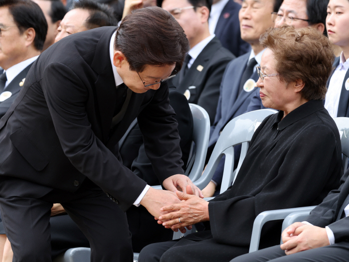 권양숙 여사와 악수하는 이재명 대통령